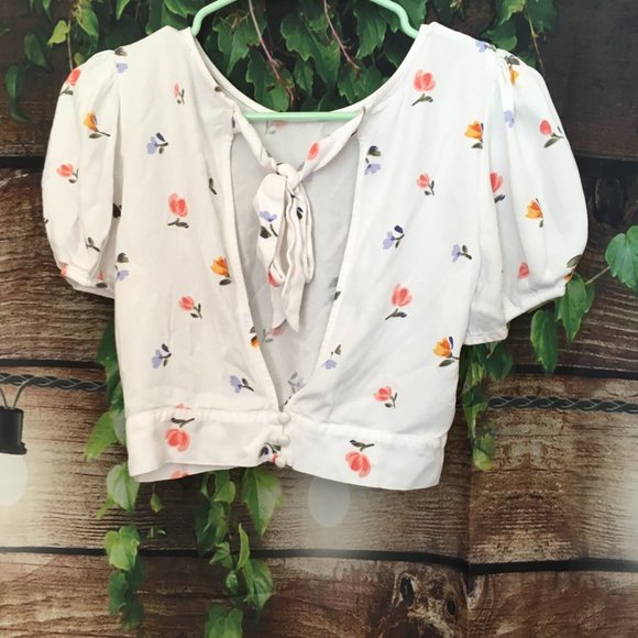 💐White Floral Crop Top, Puff Sleeve, Cottagecore - Picture 3 of 9